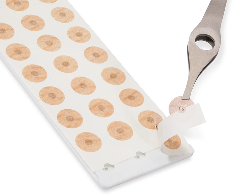 chincheta con adhesivo redondo